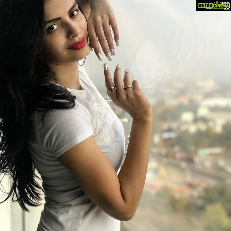 Sonali Raut Instagram - Love posing!!!! #poses #camera #shots #red #white #simplicity #mood