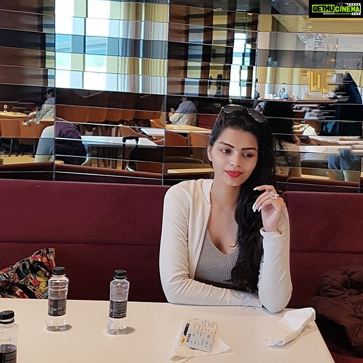 Sonali Raut Instagram - Delhi calling!!!! #airportlounge #work #gurgoan #Performance #corporate #yuvrajent