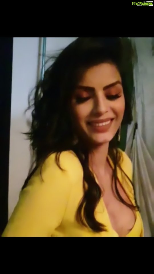 Sonali Raut Instagram - 💛💛💛!!! #shootdiaries #shootmode #bts #yellow #reelsinstagram #reels #reelitfeelit