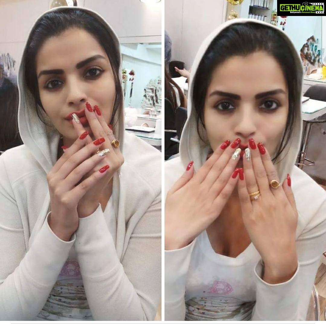 Sonali Raut Instagram - Tis the season to have beautiful nails!!! #nails #nailart #nailpolish #december23rd #winter #redngold #christmas #nailsofinstagram..