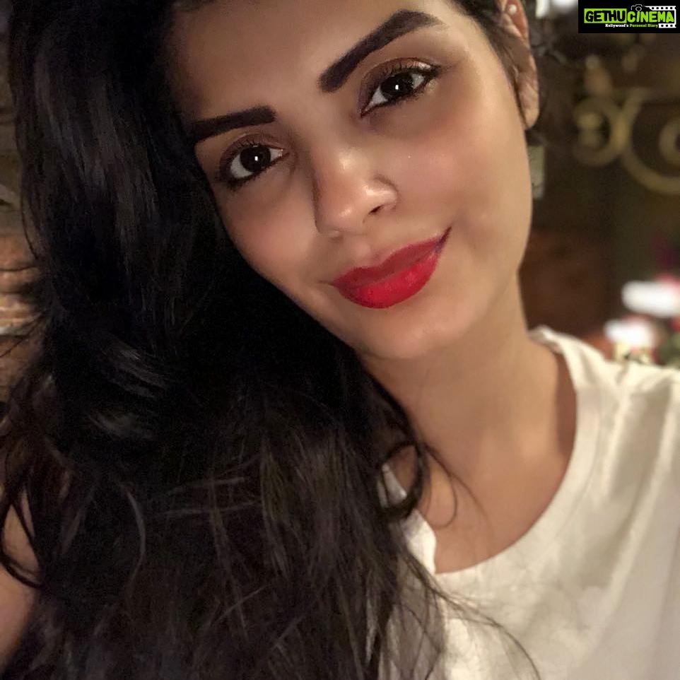 Sonali Raut Instagram - I'm a Pizzerian!!!! #selfie😚 #pizza #swag #selflove #italian #foodie #junk #beingme