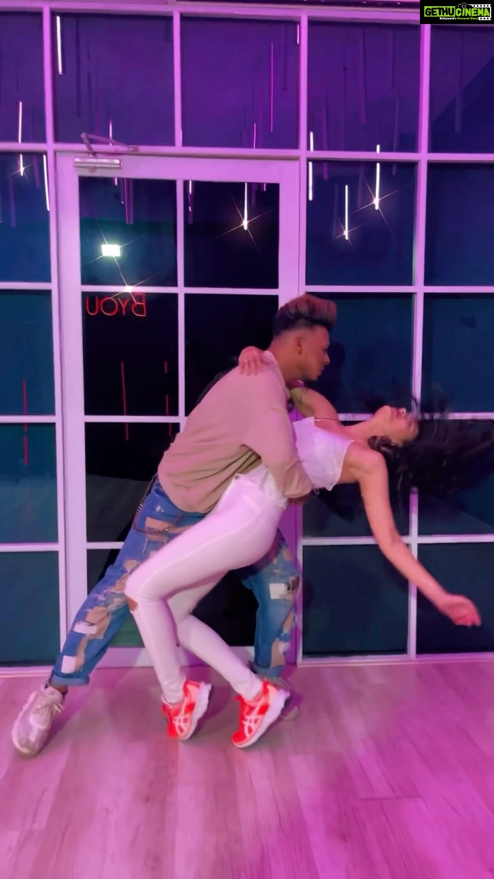 Sonali Raut Instagram - This trend with Super Gorgeous #Jugnu @isonaliraut 🔥😍 . #feelitreelit #feelkaroreelkaro #trending #dance #jugnu #eshanmasih . Location @byou.in