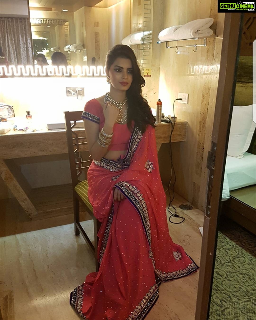 Sonali Raut Instagram - Saree love is the best kind of love!!!!! #fashion #saree #throwbackthursday #thoughtoftheday #life'stooshorttowearboringsarees #midweek