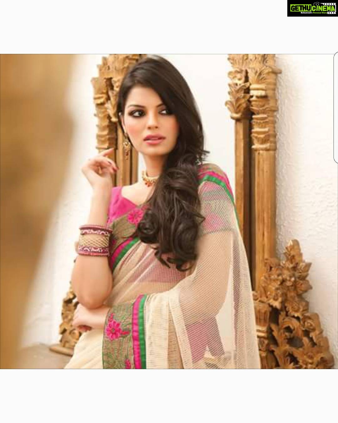 Sonali Raut Instagram - Saree love is the best kind of love!!!!! #fashion #saree #throwbackthursday #thoughtoftheday #life'stooshorttowearboringsarees #midweek