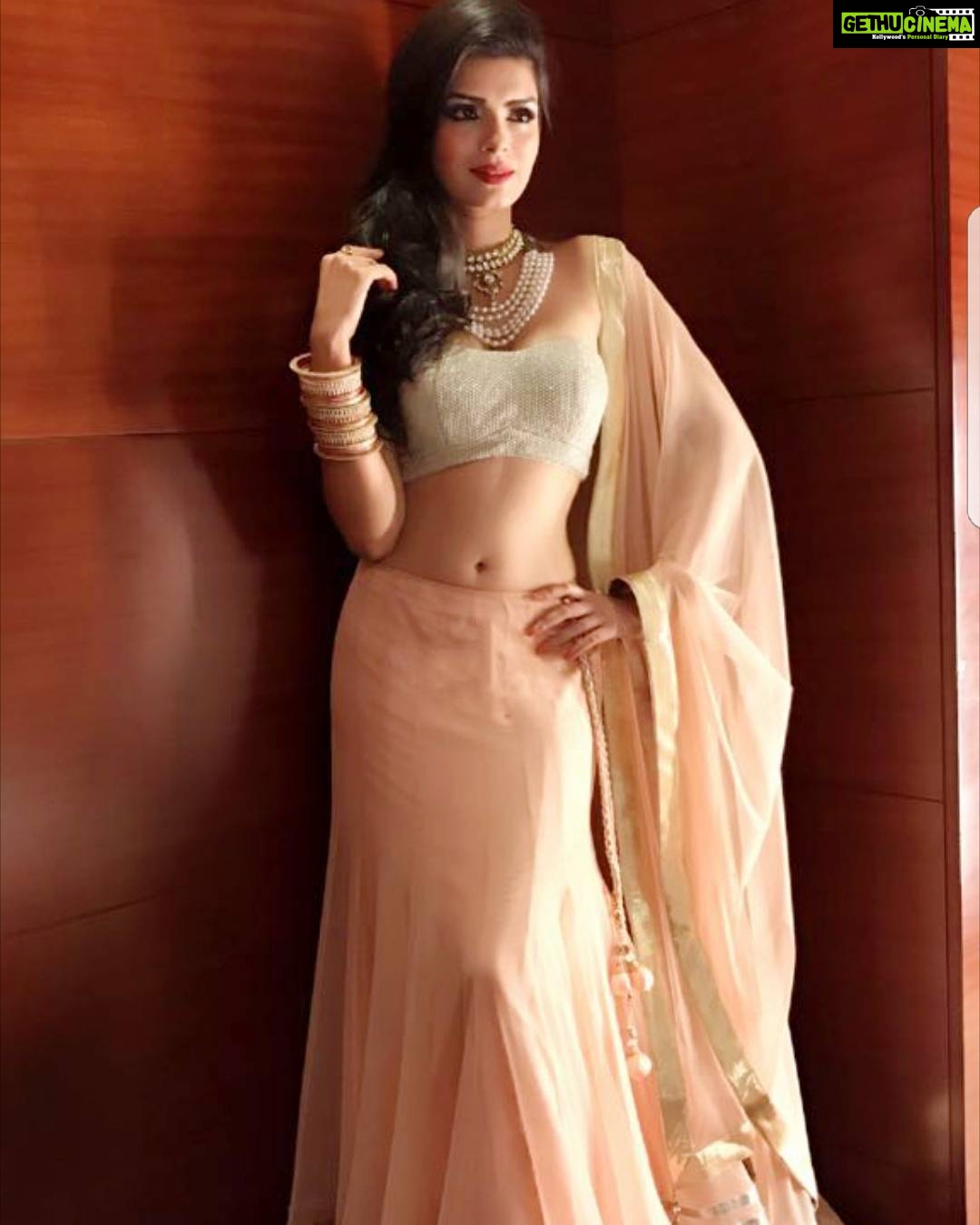 Sonali Raut Instagram - Saree love is the best kind of love!!!!! #fashion #saree #throwbackthursday #thoughtoftheday #life'stooshorttowearboringsarees #midweek