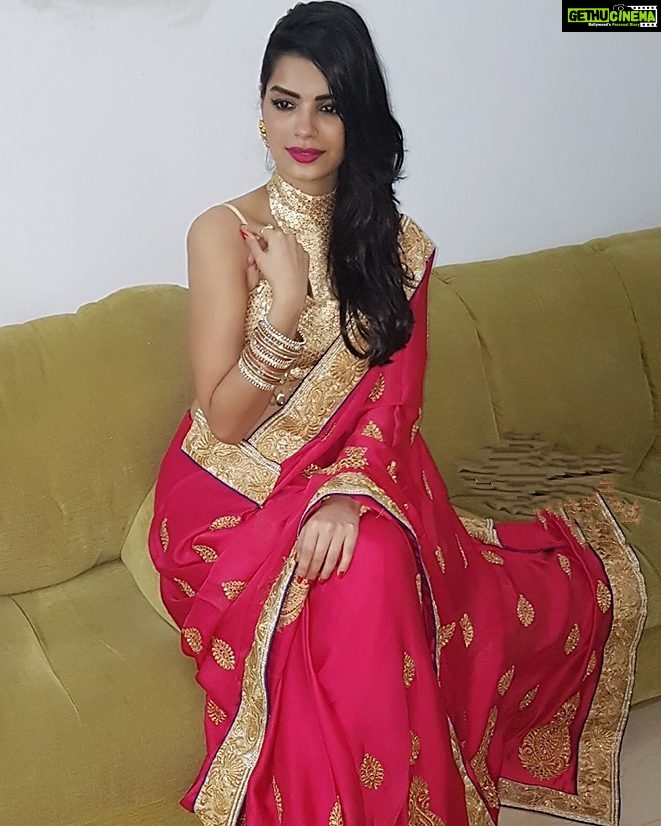 Sonali Raut Instagram - Saree love is the best kind of love!!!!! #fashion #saree #throwbackthursday #thoughtoftheday #life'stooshorttowearboringsarees #midweek