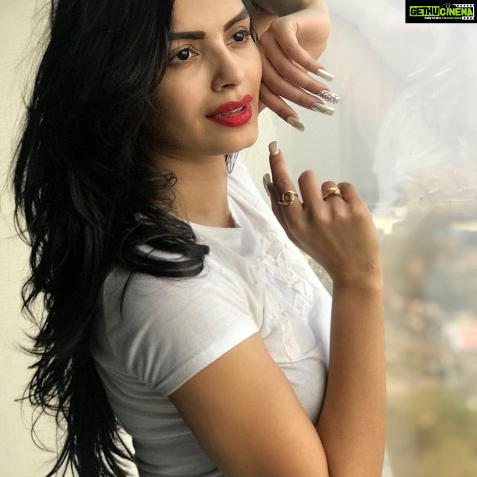 Sonali Raut Instagram - Love posing!!!! #poses #camera #shots #red #white #simplicity #mood