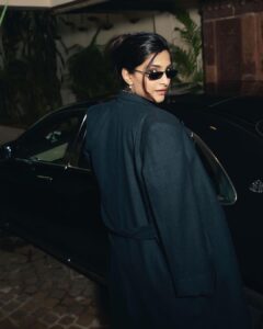 Sonam Kapoor Instagram - ✈️ 👀 😆 Dress & blazer by @doh_tak_keh Overcoat @shopstaple.in Bag @gucci Boots @tods Rings @misho_designs Earrings @jessica_mccormack Necklaces @eyefunny_official Styled @rheakapoor Team @manishamelwani @sanyakapoor Make up @savleenmanchanda Hair @themadhurinakhale Reel @Pranavgoswamy Shot by @amaker7 @thehouseofpixels