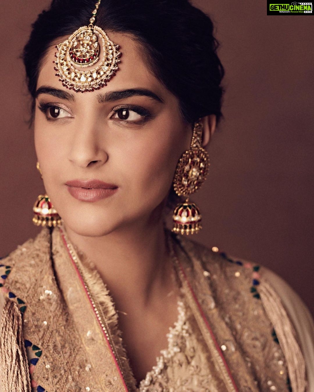 Sonam Kapoor Instagram - چودھون کا چاند Dress code opulent! The only way to do it is in a couture Outfit by @anamikakhanna.in Jewellery by @kapoor.sunita Makeup @savleenmanchanda Hair @themadhurinakhale Camera @thehouseofpixels Style @manishamelwani @sanyakapoor For the registration party of my lovely @vedabhambhani and #shashvatsinghania #vsneakedit #familywedding #shaadiseason #anamikakhannacouture #anamikakhanna Mumbai, Maharashtra