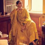 Sonam Kapoor Instagram – 🌞 day 1 of #VSNEAKEDIT 

Anarkali by @gaurangofficial 
Clutch by @jade_bymk 
Jewels by @amrapalijewels 
Styled by @rheakapoor @manishamelwani @sanyakapoor 
Make up @savleenmanchanda 
Hair @themadhurinakhale 
Images @thehouseofpixels Mumbai, Maharashtra