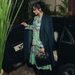Sonam Kapoor Instagram – ✈️ 👀 😆

Dress & blazer by @doh_tak_keh 
Overcoat @shopstaple.in 
Bag @gucci 
Boots @tods 
Rings @misho_designs 
Earrings @jessica_mccormack 
Necklaces @eyefunny_official 
Styled @rheakapoor 
Team @manishamelwani @sanyakapoor 
Make up @savleenmanchanda 
Hair @themadhurinakhale
Reel @Pranavgoswamy
Shot by @amaker7 @thehouseofpixels