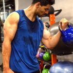 Sooraj Pancholi Instagram – Every rep counts! 🙌🏽💪🏽 #BreathInBreathOut #ShutUpAndFocus I Think Fitness