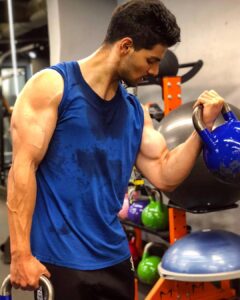 Sooraj Pancholi Instagram - Every rep counts! 🙌🏽💪🏽 #BreathInBreathOut #ShutUpAndFocus