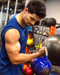 Sooraj Pancholi Instagram - Every rep counts! 🙌🏽💪🏽 #BreathInBreathOut #ShutUpAndFocus