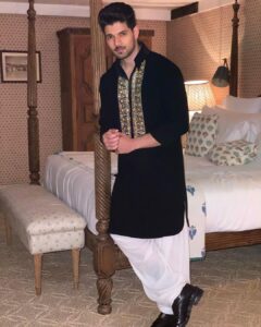 Sooraj Pancholi Instagram - Diwali ready💫 Big thank you!! @manishmalhotra05 #HappyDiwali sab log❤️