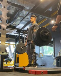 Sooraj Pancholi Instagram - No Straps 🤛🏼 All the way up! 🙌🏽 #deadlift @rajivsingh.sr @health_xp