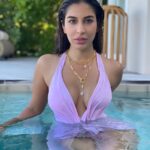 Sophie Choudry Instagram – Bet I made you look👀🎶💕

Swimsuit @shivanandnarresh @tanimakhosla 
Necklace @chic_therapy_ @dinky_nirh 
📸 @ambereenyusuf 

#prettyinpink #madeyoulook #workation #poolside #pooldays #pinkhaze #mermaid 
#perfectday #midweekmotivation #waterbaby #nofilterneeded #sophiechoudry