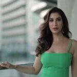 Sophie Choudry Instagram - Mera dil yeh pukaare 💚💚🎶 🎥 @iamrohitsulakhe HMU @harryrajput64 Styling Me Earrings @azotiique #eatyourgreens #greendress #ootd #styleinspo #filmfare #filmfareme #trendingsong #trendingreels #meradilyepukareaaja #dubai #sophiechoudry