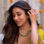 Sophie Choudry Instagram - For Rishta pls DM😋🤓 #AajMainNachna now trending!! Waiting to share the best reels! #1MinMusic #weddingsong #styleinspo #haldi #mehndi #lehenga #sophiechoudry #beauty #makeupinspo Outfit @gopivaiddesigns Jewels @curiocottagejewelry Styled by @mohitrai with @shrey_vaishnav_ HMU @divyachablani15 @tinamukharjee 🎥 @adityabhansali_ Location @one8.commune @suved