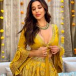 Sophie Choudry Instagram – Haldi tayyar…bas ladke ka intezaar😋 #AajMainNachna 

#1MinMusic #weddingsong #styleinspo #haldi #mehndi #lehenga #sophiechoudry 

Outfit @gopivaiddesigns 
Jewels @curiocottagejewelry 
Styled by @mohitrai with @shrey_vaishnav_ 
HMU @divyachablani15 @tinamukharjee 
📸 @siddhant_singhvi 
Location @one8.commune @suved