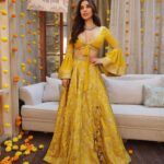 Sophie Choudry Instagram - Haldi tayyar…bas ladke ka intezaar😋 #AajMainNachna #1MinMusic #weddingsong #styleinspo #haldi #mehndi #lehenga #sophiechoudry Outfit @gopivaiddesigns Jewels @curiocottagejewelry Styled by @mohitrai with @shrey_vaishnav_ HMU @divyachablani15 @tinamukharjee 📸 @siddhant_singhvi Location @one8.commune @suved