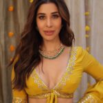 Sophie Choudry Instagram - Haldi tayyar…bas ladke ka intezaar😋 #AajMainNachna #1MinMusic #weddingsong #styleinspo #haldi #mehndi #lehenga #sophiechoudry Outfit @gopivaiddesigns Jewels @curiocottagejewelry Styled by @mohitrai with @shrey_vaishnav_ HMU @divyachablani15 @tinamukharjee 📸 @siddhant_singhvi Location @one8.commune @suved