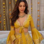 Sophie Choudry Instagram - Haldi tayyar…bas ladke ka intezaar😋 #AajMainNachna #1MinMusic #weddingsong #styleinspo #haldi #mehndi #lehenga #sophiechoudry Outfit @gopivaiddesigns Jewels @curiocottagejewelry Styled by @mohitrai with @shrey_vaishnav_ HMU @divyachablani15 @tinamukharjee 📸 @siddhant_singhvi Location @one8.commune @suved