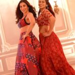 Sophie Choudry Instagram – Groovin on #AajMainNachna with my girl @nagmamirajkar this shaadi season🥳💕 Grab your gang & do the same!!💃👯‍♀️😘 #1MinMusic 
#wedding-song #trendingsongs #trendingreels #dancereels #sophiechoudry #nagmamirajkar #atrangz #transitionreels #desigirl #indianoutfit #mehndi #haldi 

Sophie’s Lehenga @manishmalhotraworld 
Suit @aachho @dinky_nirh 
Hair @tejisinghofficial
Choreo @yasshkadamm

Nagma’s lehenga : @ease_kv @styledbysujata @viralmantra
Suit: @amaya_chikan 

Shot by @pen2ool