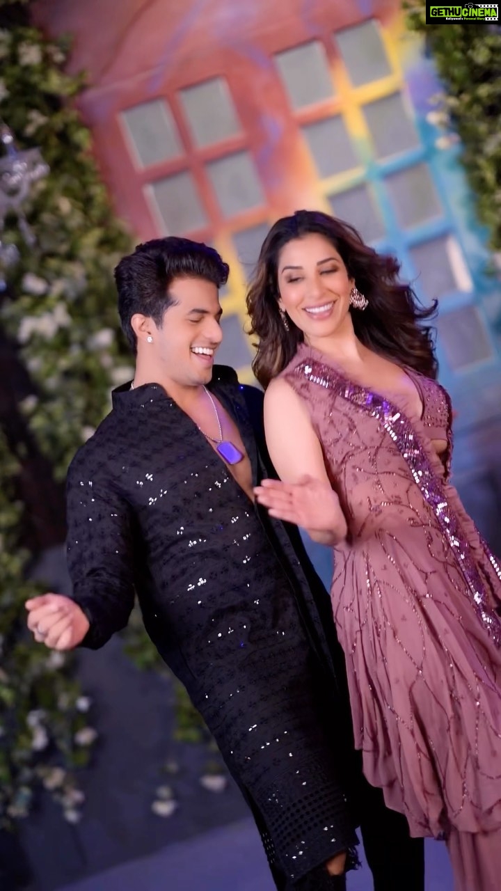 Sophie Choudry Instagram - Wedding season pe wedding wala song 😍 @sophiechoudry ❤️ #AajMainNachna . Shot by - @ohmygosh_joe Sophie outfit @mehakmurpanalabel @thewisedesign Hair @tejisinghofficial . . #feelitreelit #dance #weddingseason #sophiechoudry #aadilkiarmy #aadilkhan