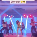 Sophie Choudry Instagram - Never too late to do this trend🥳 #giglife #kalachashma #thequickstyle #funtimes #sophielive #sophiechoudry #trendingreels #trendingsongs