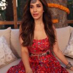 Sophie Choudry Instagram - Swipe to see those mehndi vibes come to life #AajMainNachna ❤️ Big hug to my amazing team!! #1MinMusic #bts #weddinginspo #mehndi #haldi #indianwedding #weddingsong #sophiechoudry #desigirl Outfit @svacouture Jewels @motifsbysurabhididwania HMU @divyachablani15 @tinamukharjee Styling @mohitrai with @shrey_vaishnav_ Location @one8.commune