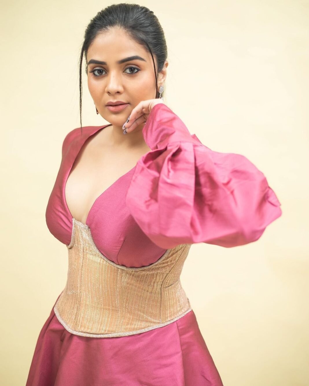 Sreemukhi Instagram - Dance ikon ✨ On @ahavideoin ✨ @oak_entertainments Styled by @greeshma_krishna.k Outfit - @indusuresh_p Earrings - @yuvi_collections PC @chinthuu_klicks Make up @nookesh.malla Hair - @mahi_brand_ #sreemukhi #danceikon #aha #oakentertainments #styledbygkk