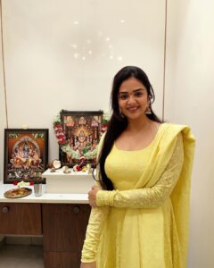 Sreemukhi Instagram - Homeeeee!!!!! ❤️🧿