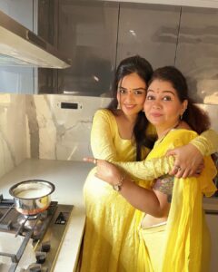 Sreemukhi Instagram - Homeeeee!!!!! ❤️🧿