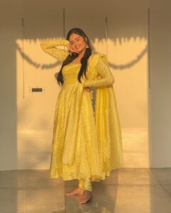 Sreemukhi Instagram - Homeeeee!!!!! ❤️🧿