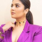 Sreemukhi Instagram - Aadivaaram with star maa parivaaram! ✨ On @starmaa every Sunday at 11 am! ✨ Styled by @greeshma_krishna.k Jewellery @thetrinkaholic PC @chinthuu_klicks Make up @nookesh.malla Hair @mahi_brand_ #sreemukhi #starmaa #aadivaaramwithstarmaaparivaaram #styledbygkk