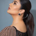 Sreemukhi Instagram - Mr.&Mrs. 🖤 On @etvtelugu2708 @gnapikaentertainments ✨ Outfit @gummadidalashashi.label PC @chinthuu_klicks Makeup- Ramesh Hair @mahi_brand_ #sreemukhi #mr.&mrs #etv #gnapikaentertainments