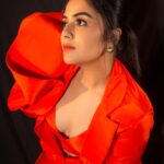 Sreemukhi Instagram - Dance ikon! ✨ Grand Finale! 🔥✨ On @ahavideoin ✨ @oak_entertainments Outfit @gummadidalashashi.label Styled by @greeshma_krishna.k PC @chinthuu_klicks Make up @nookesh.malla Hair - @mahi_brand_ #sreemukhi #danceikon #grandfinale #aha #oakentertainments #styledbygkk