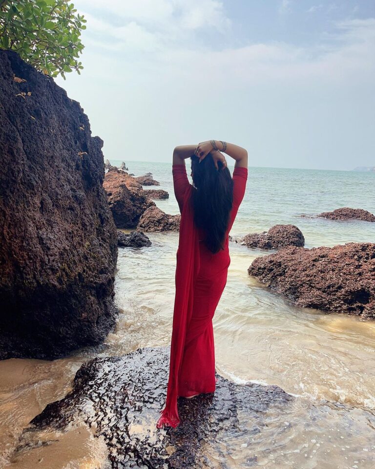 Sreemukhi Instagram - Red HOT! Why NOT?! 😁 Wrapping it up with a saree! 🔥🥰 And this was designed by my dearest @chandrikakancherla in may be 1 hour?! I love you @chandrikakancherla 🥰😘 PS- This trip is very close to my heart!❤️🧿 #sreemukhi #redhotwhynot #colagoa #vacation Cola Goa Beach Resort