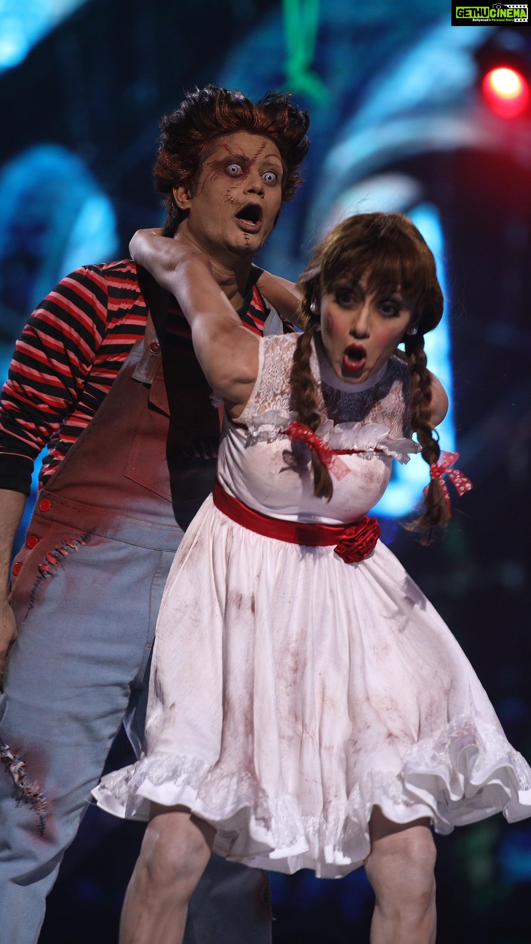 Sriti Jha Instagram - Here the full act of Fevicol se .. Horror comedy act Annabelle and Chucky @colorstv @jhalakdikhhlajaa.10 thank you everyone for making this a brilliant @vr_team369 @rishikaysh09 @immisskhan_sufi @ishu.1203 @sagarmishra.123 Directer : @huzefaqaiser sir @pant_nitin sir DOP : @dopsukhi @rahuldid @deepti_n Act team : @jammy.sagar @waghdipesh Outfit : @iamkenferns Makeup artist : @ravimakeupdesigner @divakarkadam @onherbrush @vhairforu Sound track : @hirenshukla310 @srocksmusicofficial And thank you everyone for making us finalist #jhalakdikhlajaa10 #finalists #dance #life #goodtime #greatful #grattitude #thankyousomuch šš»