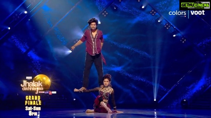 Sriti Jha Instagram - Our last performance On pachtaoge …… @itisriti @colorstv @vr_team369 @rishikaysh09 @immisskhan_sufi @ishu.1203 @sagarmishra.123 Thanks for all the love and support 🙏🏻 #jhalakdikhlajaa10 #sritijha #performer #actress #feelings #emotions #dance #stage #😊