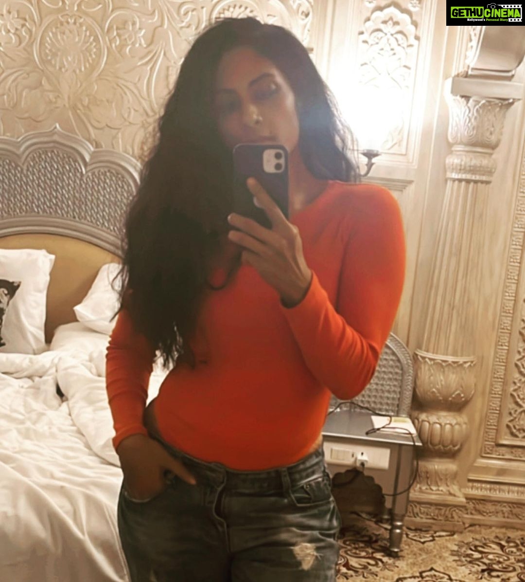 Sriya Reddy Instagram - It’s been a tiring few days …. No sleep …. No workouts …. Not feeling strong … decided to do a 100 #pushups before bed time and felt so good ! Sets the tone for the next day #staymotivated