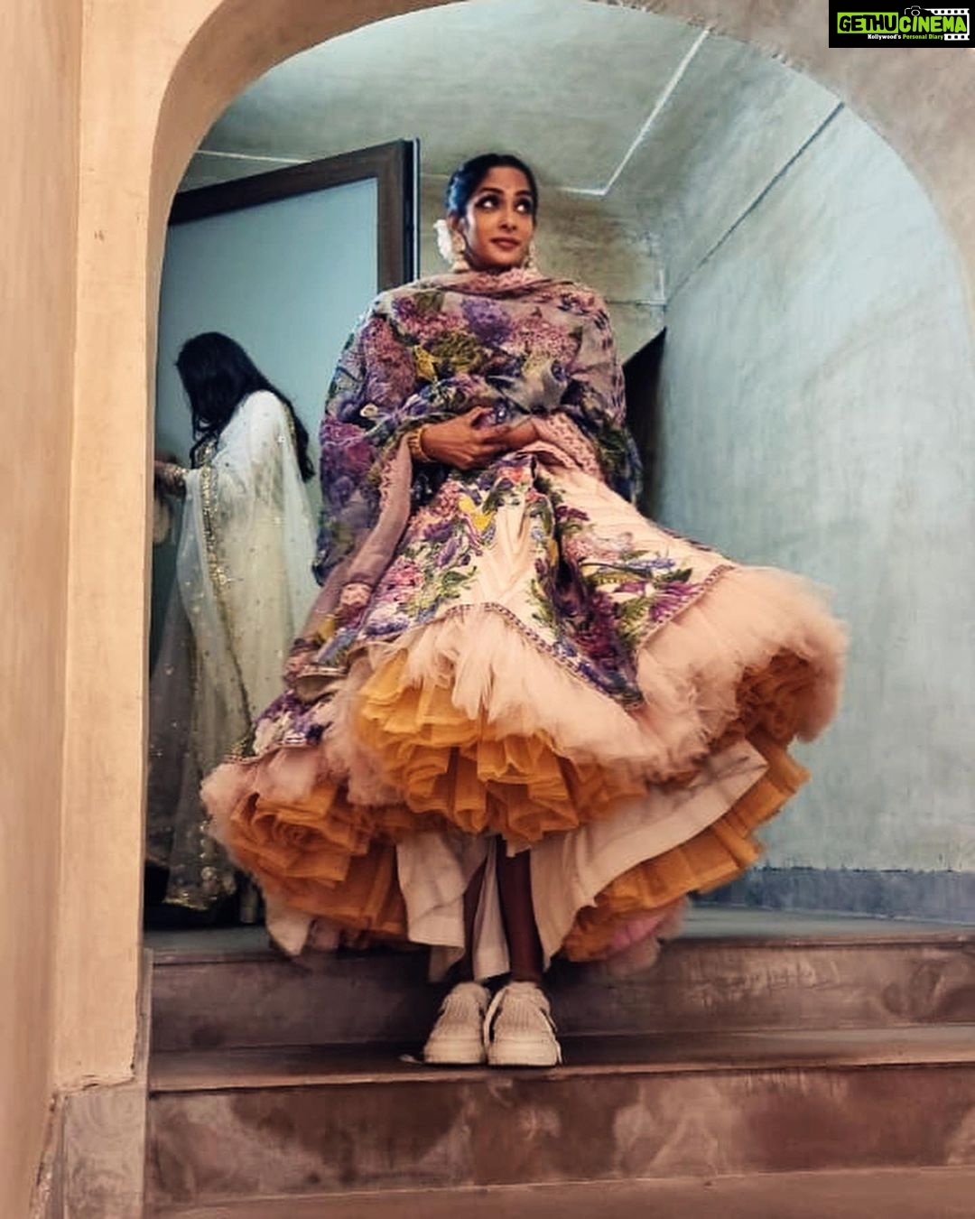 Sriya Reddy Instagram - Waiting to take one glimpse of the bride ! Captured perfectly by @rachelstylesmith