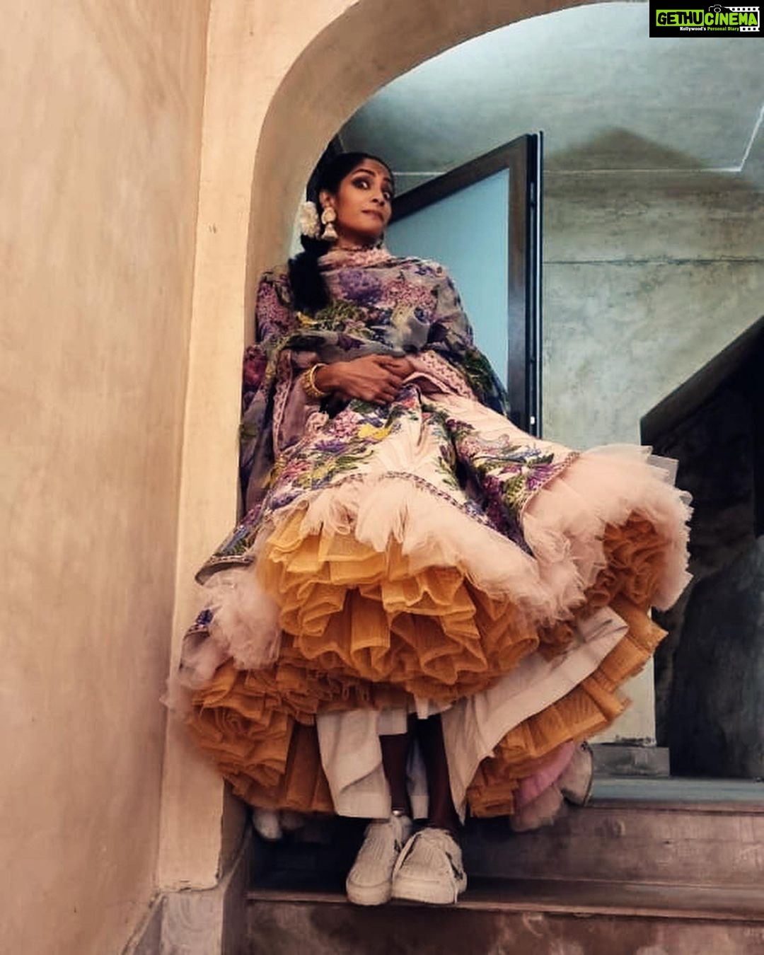 Sriya Reddy Instagram - Waiting to take one glimpse of the bride ! Captured perfectly by @rachelstylesmith