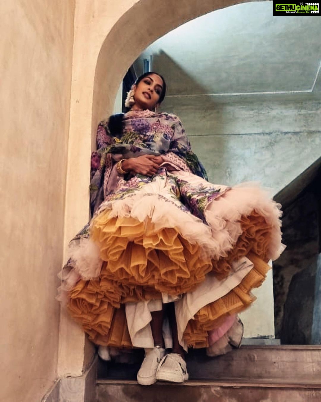 Sriya Reddy Instagram - Waiting to take one glimpse of the bride ! Captured perfectly by @rachelstylesmith