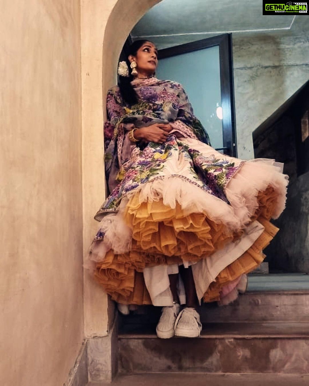 Sriya Reddy Instagram - Waiting to take one glimpse of the bride ! Captured perfectly by @rachelstylesmith