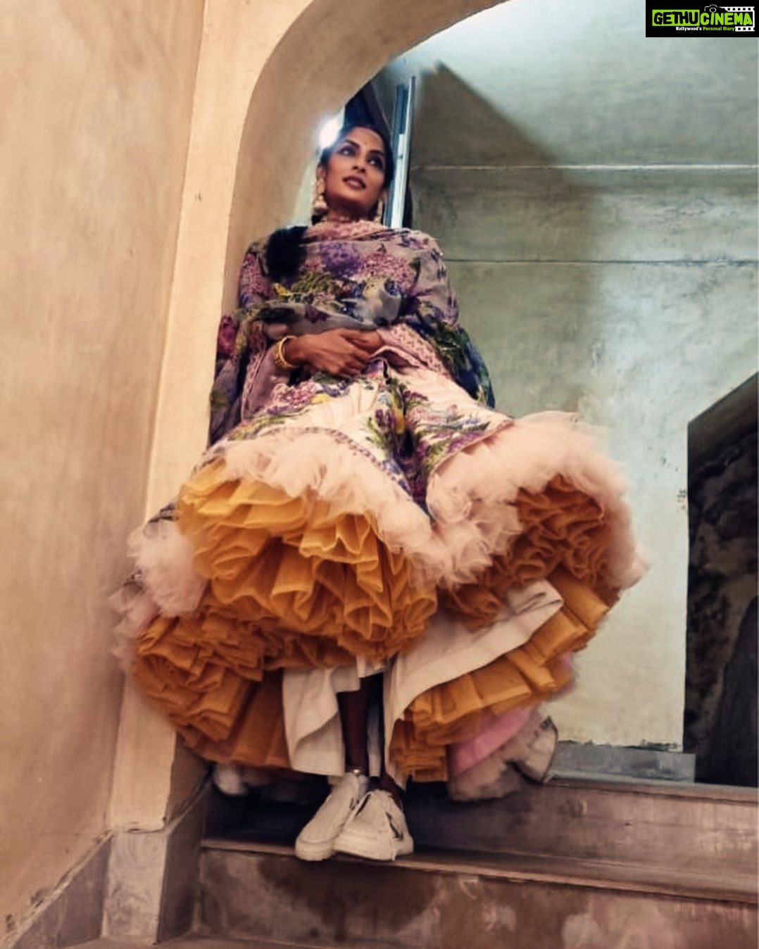 Sriya Reddy Instagram - Waiting to take one glimpse of the bride ! Captured perfectly by @rachelstylesmith