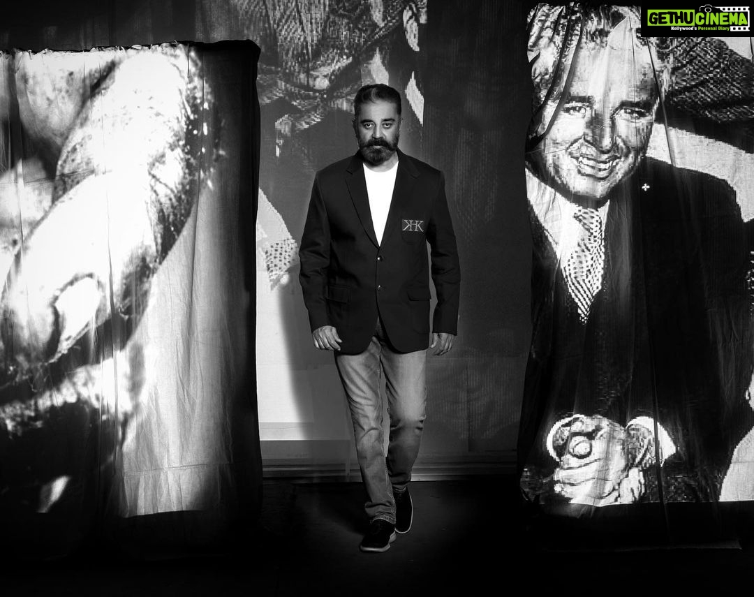 Sunder Ramu Instagram - Embracing Gandhi. #khadi @ikamalhaasan @amritha.ram @khhouseofkhaddar @deepikaloganathan @deva_art_director #sunderphotography #fashion #actor #films. #portraits