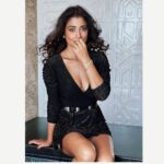 Sunder Ramu Instagram - @shriya_saran1109 #shotoniphone