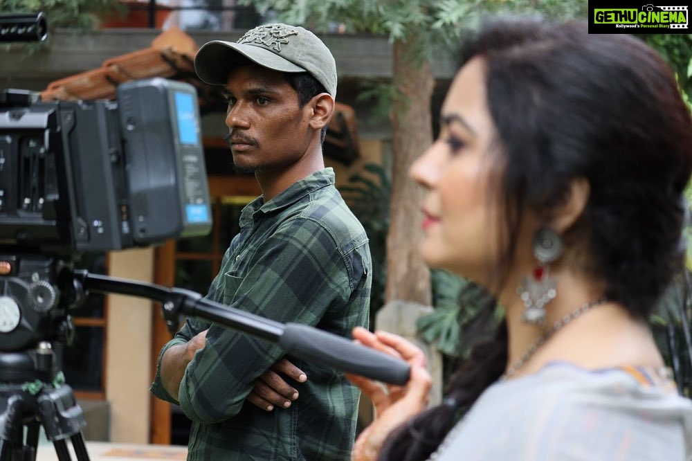 Sunitha Upadrashta Instagram - Few memories from #raayabaramai shoot.. Special thanks to @joinprakashraj garu for your wonderful hospitality. My entire team felt honoured meeting you at the location. Had great fun shooting this wonderful one min song #1minmusic #raayabaramai thanks @sreechaitzz for the wonderful pics❤️ Life At Prakasham